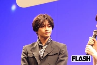 中島健人、“超大物”映画監督へ「英語でインタビュー」に舌巻くファンたち　グループ卒業時から見すえていた“海外進出”計画