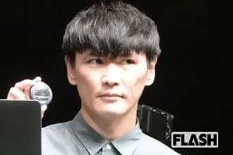 サカナクション山口一郎、“プレゼント開封” 生配信で「不穏な贈り物」に困惑…“謎の棒” には本人も「怖いよ！ 怖い！」