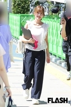 テレ朝・宮本夢羅アナ　入社2年目が「花火大会」中継現場で見せた“ファンサ”、スタッフとは“相合傘”状態に
