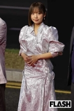 元日向坂46・齊藤京子、元アイドルのイメージ払拭させる“胸元カット”＆“大胆スリット”ドレスで実力派女優へ邁進姿