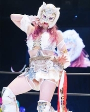 スターダムの人気女性覆面レスラー　私服で“ほぼ素顔”公開！ギャップ萌えとブランドコラボの美貌