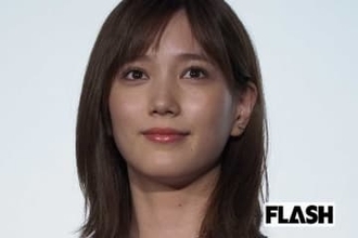 本田翼が魅せた“ミニ丈美脚”披露…TWICEツウィとの2ショットで見せた“素顔の一瞬”とは