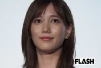 本田翼が魅せた“ミニ丈美脚”披露…TWICEツウィとの2ショットで見せた“素顔の一瞬”とは