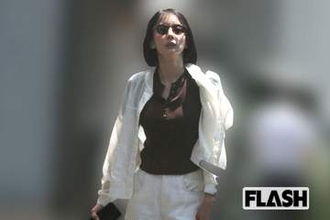 【独自】岡田紗佳、「登録者100万人」ポケモン配信者と “お揃い靴” デート…薬指で光る指輪、事務所の回答は？