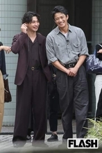横浜流星＆小栗旬を赤坂でキャッチ！　リハで笑顔の2人に修学旅行生も大はしゃぎ
