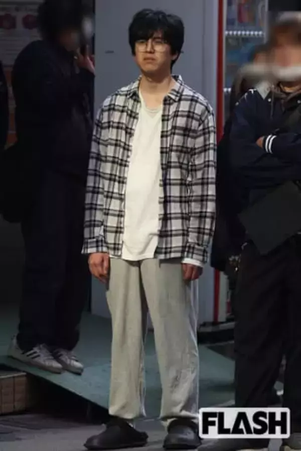 坂東龍汰、秋葉原でメイドに囲まれチェックシャツ“オタク”ロケ姿　撮影中には“プチトラブル”も