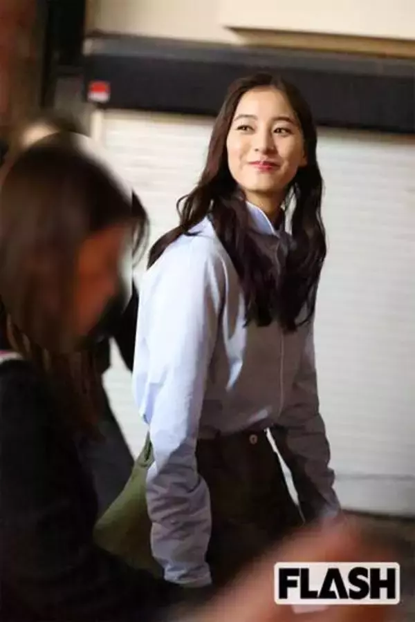 新木優子、タイのナイトプールでくつろぐオフショットを投稿…中島裕翔との結婚後も仕事は順調