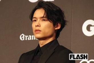 松村北斗、派手髪チェンジだけじゃない“耳の異変”にファン「めっちゃ貼ってる」かつて語っていた“健康意識”