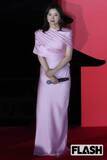 「吉高由里子、映画セレモニーで見せた“超キュート”ピンクドレス姿　宮舘涼太は日傘が壊れるハプニングも」の画像1