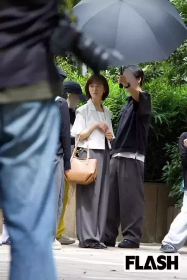 松本まりか「まるで子供のお迎え」姿で現場入り…過去にはセーラー服も披露、“引き出し” が多い理由とは