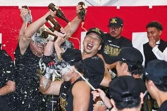 阪神・史上初のリーグ2連覇!　藤川球児監督“岡田遺産”の揶揄を返上した“落合流”の情報統制采配