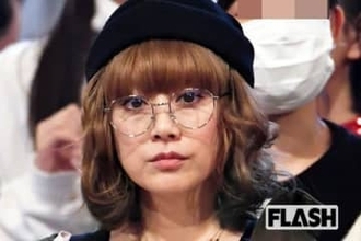 PUFFY大貫亜美、デビュー30周年で “新アー写” 公開…相棒・吉村由美と “指ツンツン” のコンビ愛