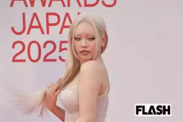 ちゃんみな、米フェスで「美腹筋あらわ」の圧巻パフォ！紅白の“裸に見える”衣装に続く“攻め”ステージ