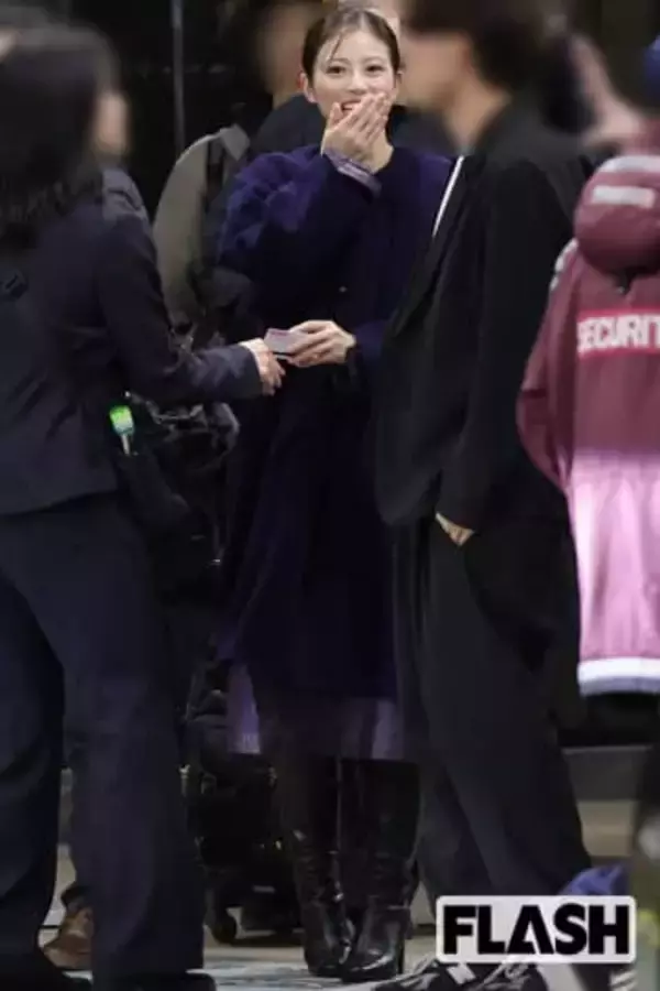 今田美桜、DIORショーで “美脚チラ見え” スカート披露…パリで河合優実と合流し、“あんぱん姉妹” が世界進出達成