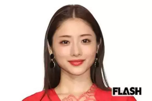 石原さとみ、舞台『リア王』最新ビジュで “胸元あらわ” 大胆ドレス姿を披露…「とにかく寝られない」育児に追われるも前向き姿勢