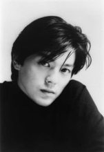 尾崎豊さんの妻が「もうすぐ還暦のお誕生日」墓参り報告で相次いだファンからの感謝…歌手の息子が “似てきた” 指摘も