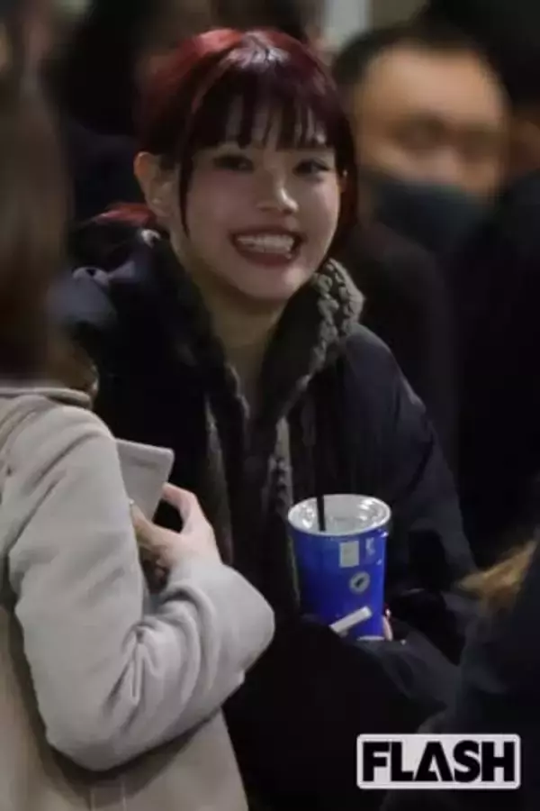 アイナ・ジ・エンド、白キャミソールで“妖艶ポーズ”2026年は初のアジアツアーで止まらぬ快進撃