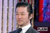 「浅野忠信、“青い日の丸” イラストにSNSで議論沸騰…「税金をこれ以上取らないでください」過去には政治的発言も」の画像1
