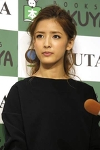 藤井萩花が芸能活動を再開　波乱だった引退後…“妻の顔タトゥー”入れていた元夫とは2025年に離婚、直前には“ブチギレ騒動”の波乱も