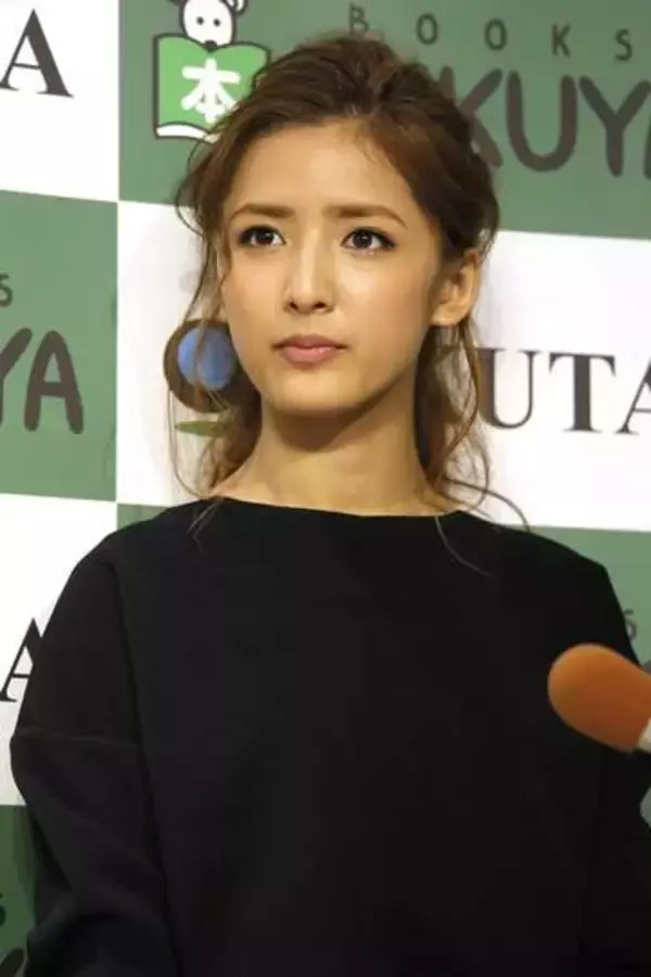 藤井萩花が芸能活動を再開　波乱だった引退後…“妻の顔タトゥー”入れていた元夫とは2025年に離婚、直前には“ブチギレ騒動”の波乱も