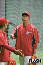 【広島カープ新井監督の続投決定】3年連続Bクラス “ゾンビたばこ” 問題もくすぶって観客減…背景に “なり手不足” 指摘する声