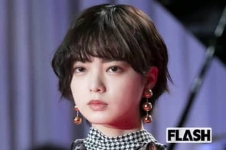 平手友梨奈　新曲披露で「二の腕タトゥー」チラリ…ファンシー路線に寄せられた“ミスマッチ感”の指摘