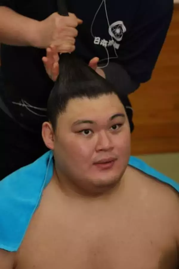 満員御礼が当たり前！ブーム過熱中の大相撲、懸賞金も過去最多…2日で666万円稼いだ若手も