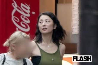 『地面師たち』新作の“極秘撮影”が進行中！小池栄子は「肩＆脚出し」大胆姿でオフィスを闊歩