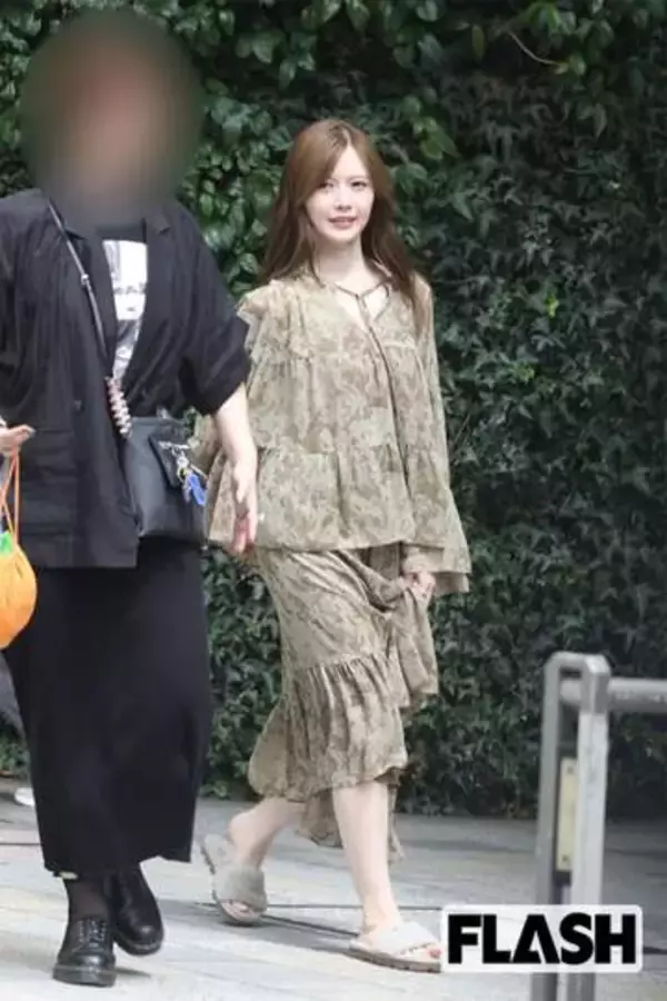 白石麻衣、六本木で見せた “美肌姿” をキャッチ…「まるで発光しているよう」通行人も仰天