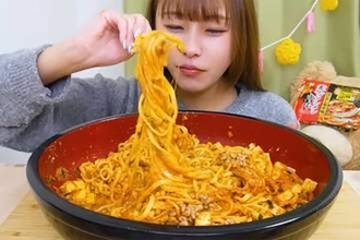 YouTube「大食い動画」規制強化に日本でも賛同者続出「クチャクチャ音」「吐き出し疑惑」の炎上連発に視聴者ゲンナリ