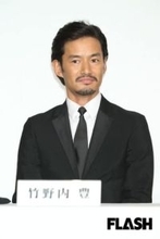 竹野内豊、『ガス人間』で「眉毛全剃り」の “激変” ビジュ披露…和彫チラ見え「強面ヤクザ」役に集まる期待