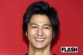 速水もこみち、高級車を運転も脚の長さで“オラオラ系”姿勢に…事務所退所で歩む“ワイルド路線”
