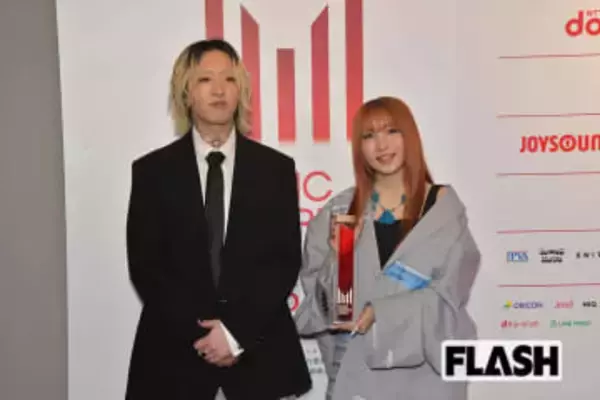 Ayase　黒髪イメチェンも目を引く首元「びっしりタトゥー」…『紅白』は相方のみ出演で深まる“憶測”