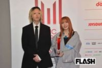 Ayase　黒髪イメチェンも目を引く首元「びっしりタトゥー」…『紅白』は相方のみ出演で深まる“憶測”