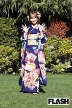 本田望結「鏡の自分と睨めっこ」肩見せコーデからのぞく透明ストラップで漂う大人の色気