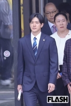 【新木優子と熱愛報道】中島裕翔、グループ卒業しスーツでドラマロケ姿を目撃　ファンが気をもむ“結婚”のタイミング