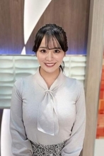 テレビユー山形の女性アナ、“胸元パツパツ” Tシャツに「強調しすぎ」SNS騒然…過去には “へそ出し” 姿で懸念される “見え方”
