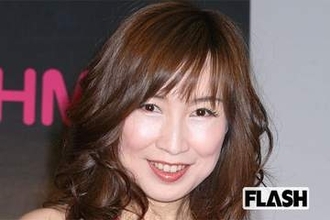 「トロけて、うっとり」森口博子、赤いノースリーブで “アダルトポーズ” 披露も…楽曲より衣装に注目集まる皮肉