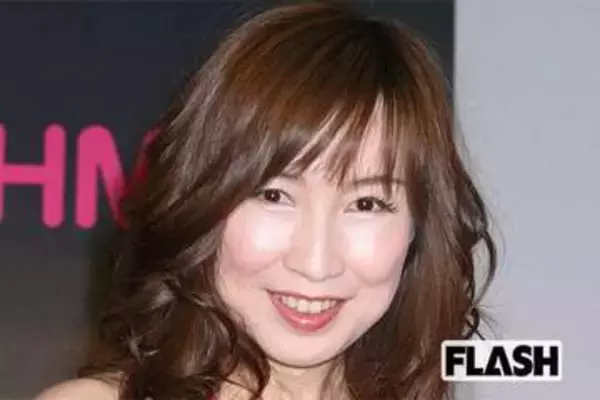 「トロけて、うっとり」森口博子、赤いノースリーブで “アダルトポーズ” 披露も…楽曲より衣装に注目集まる皮肉