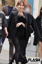 小嶋陽菜、ふわふわ白コーデ “短すぎパンツ” スタイルに「下はいてます？」ファン騒然…ハイブラバッグより目を引く圧巻美脚