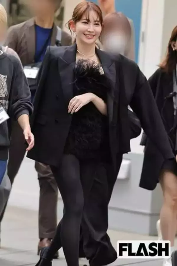 小嶋陽菜、ふわふわ白コーデ “短すぎパンツ” スタイルに「下はいてます？」ファン騒然…ハイブラバッグより目を引く圧巻美脚