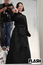 黒木華、釜山映画祭で見せた華やかドレス姿…独立後も絶えぬ仕事のオファー、ファンのサインに応じ続けた“神対応”