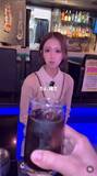 「女性店員がコーヒーにミルク“口移し”提供、バーの動画に批判殺到…本人が語った“真相”」の画像1