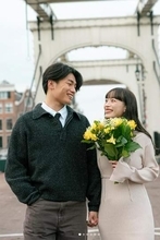 上田綺世の妻・由布菜月、愛娘が“パパのアクスタ”握る姿にファン歓喜！チュニジア戦2発の夫へ贈った「初めての父の日」