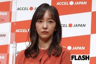 板野友美、河西智美とミニスカ・ルーズソックス「平成ギャル姿」披露も、ハイブラ “チラ見せ” の違和感