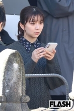 上白石萌歌、小雪のコスメに興味津々 “鼻くんくん”…ドラマロケの合間に見せた、「まるで母娘」な和気あいあい姿