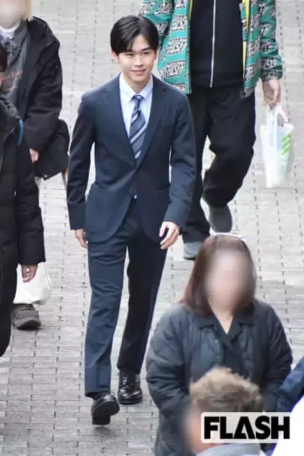 鈴木福　WBC取材の爽やかスーツ姿をキャッチ！子役イメージ脱却で狙うリポーター枠