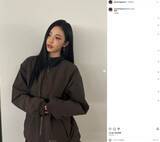 「【きのこ雲騒動】aespa ニンニン、紅白欠席後に “断髪ショート” 激変の意味深…メンバーとプール遊び写真も投稿でファン安堵」の画像1