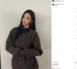 【きのこ雲騒動】aespa ニンニン、紅白欠席後に “断髪ショート” 激変の意味深…メンバーとプール遊び写真も投稿でファン安堵