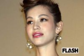 水原希子　水辺での“ランジェリー姿”衝撃の写真が話題、ロスの山火事で自宅全焼も図る再起